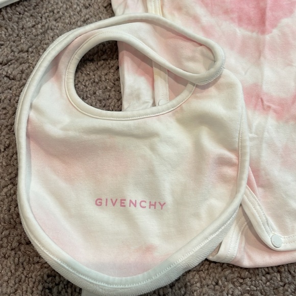 Newborn Givenchy longsleeve Snap with bib and box - Picture 3 of 8